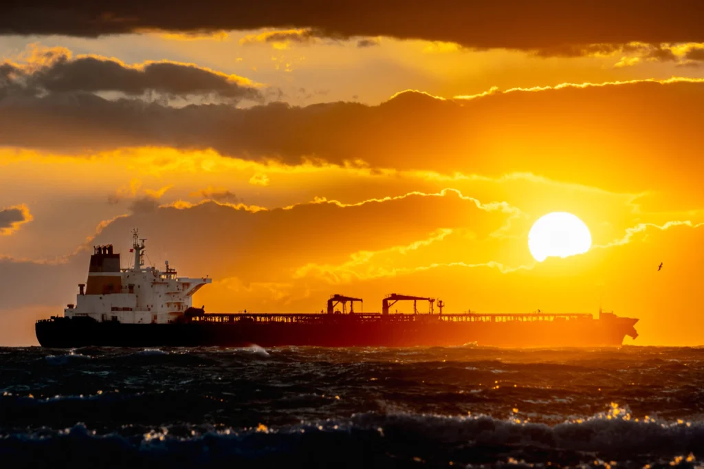 معافیتهای تحریمی بر نفت روسیه و ایران به زودی منقضی میشود. اقدام بعدی ترامپ چه باید باشد؟