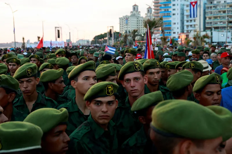 الخيار الوحيد لكوبا A large, dense crowd of young Cuban soldiers wearing green uniforms and matching berets with FAR insignia at an outdoor gathering, symbolizing the historical constraints and strategic paths ahead as analyzed in Cuba's only choice.