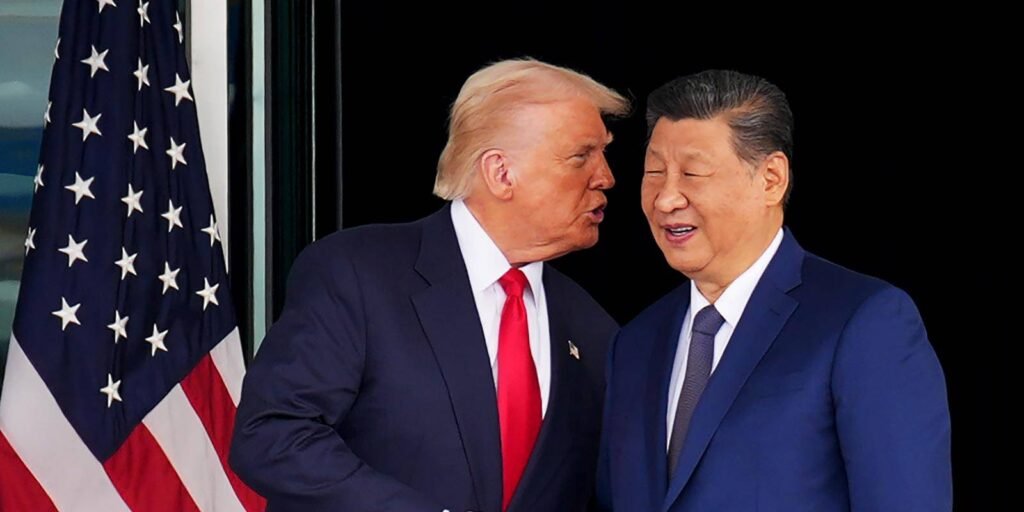The Trump–Xi summit: can progress be made on Iran? President Donald Trump speaking closely with Chinese President Xi Jinping next to the American flag, illustrating the high-level diplomatic stakes and China’s geopolitical advantages in global trade and international relations.