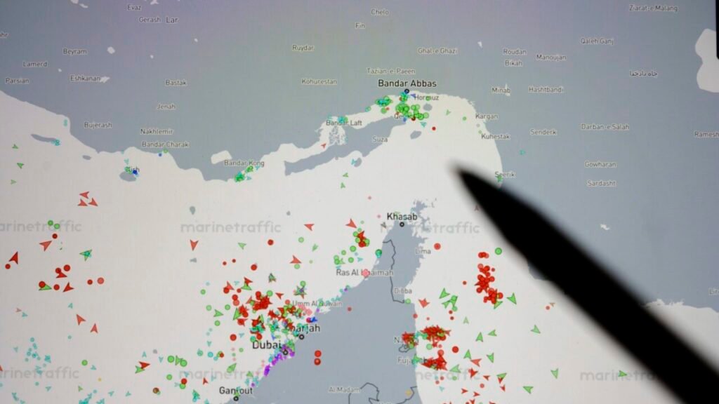 كيفية استعادة القيادة الأمريكية بعد حرب إيران A digital screen from MarineTraffic displaying heavy maritime vessel traffic in the Strait of Hormuz near Bandar Abbas, with a pen pointing toward the choke point, highlighting the shipping vulnerabilities tied to Iran War and US Leadership.