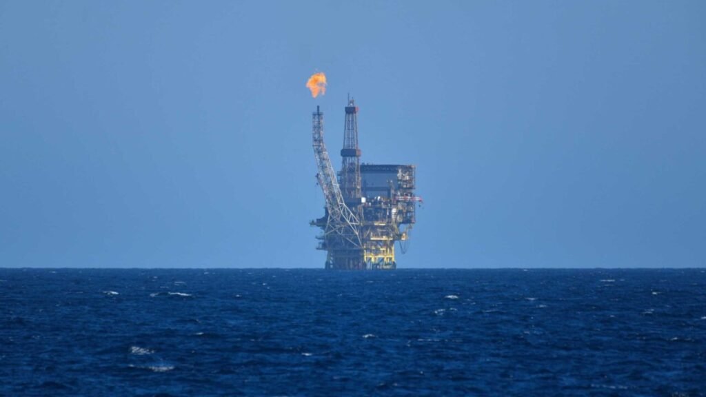 الصفقة الكاملة: لماذا يحتاج ميثاق البحر الأبيض المتوسط إلى تقديم كل ما في جعبته An oil and gas platform off the coast of Libya in the Central Mediterranean in the area of Bahr Essalam Gas Field and Bouri Oilfield, February 25, 2022, LibyaImage bypicture alliance / abaca | Europa Press/ABACA ©
