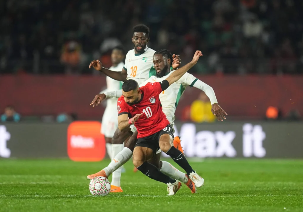 An Egypt player wearing number 10 battles for possession against two Ivory Coast defenders in a competitive international football match, showcasing the level of talent and rivalry that could shape the World Cup 2026 landscape across the Middle East and North Africa.