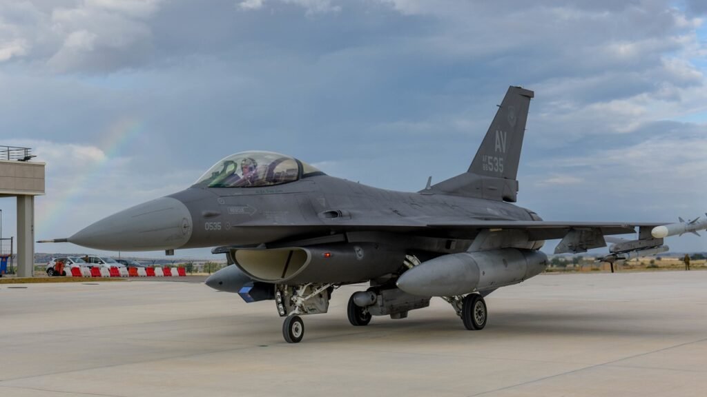 الحرب الأمريكية الإيرانية تستمر مع زيادة القوات الجوية نحو الغرب A U.S. Air Force F-16 Fighting Falcon fighter jet taxis across an airfield runway, representing military readiness and airpower posture during the US Iran war.