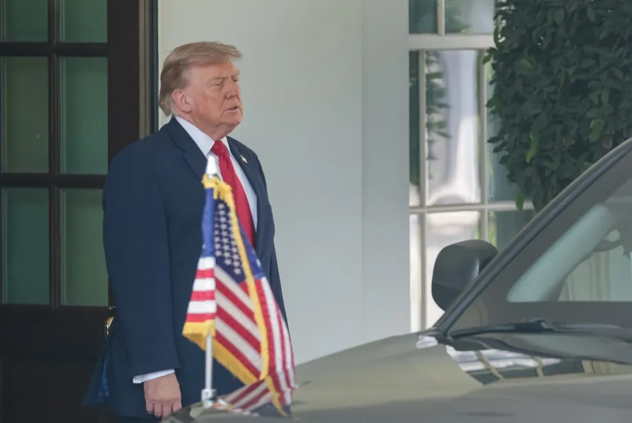 آیا منطقه بهای سنگینی را به خاطر منافع شخصی ترامپ میپردازد؟ US President Donald Trump stands outside the White House, awaiting the arrival of a foreign official, a scene that invites scrutiny regarding the influence of Trump's personal interests.
