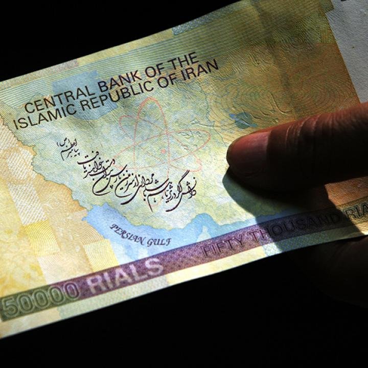 $300 میلیارد برای ایران؟ انتظار تأثیر زیادی نداشته باشید A close-up shot of a hand holding a fifty-thousand Iranian Rial banknote featuring the map of Iran, the Persian Gulf, and the text "Central Bank of the Islamic Republic of Iran," highlighting currency themes linked to discussions on $300 Billion for Iran.