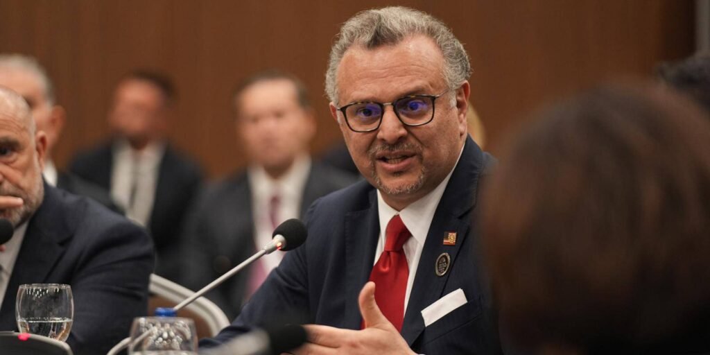 لماذا لن تنجح خطط الولايات المتحدة لتقاسم السلطة في ليبيا US Special Envoy Massad Boulos speaking at a microphone during diplomatic talks at the Antalya Diplomacy Forum, setting the stage for discussions on power-sharing in Libya.