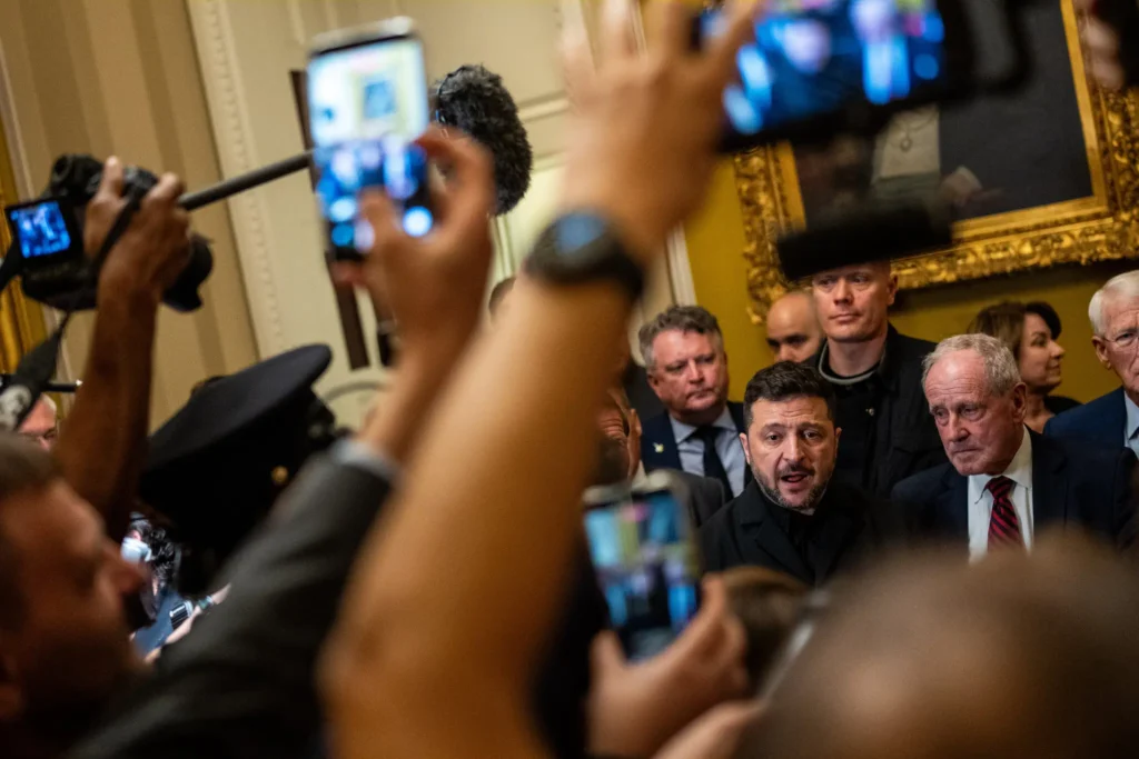 صراع أوكرانيا وإيران يشير إلى تقارب خطير في الحروب Ukrainian President Volodymyr Zelensky addressing reporters at the U.S. Capitol, illustrating the diplomatic efforts to address overlapping threats in the broader Ukraine Iran conflict.