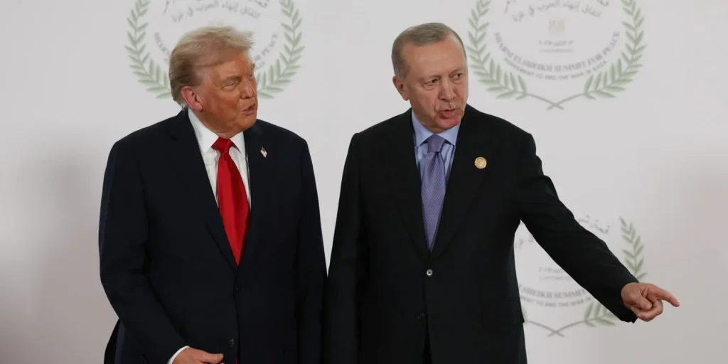 برنامج F-35 التركي: إسرائيل تسعى لعرقلة الصفقة الأمريكية Donald Trump and Recep Tayyip Erdogan conferring at a summit regarding defense ties and the Turkey F-35 program.