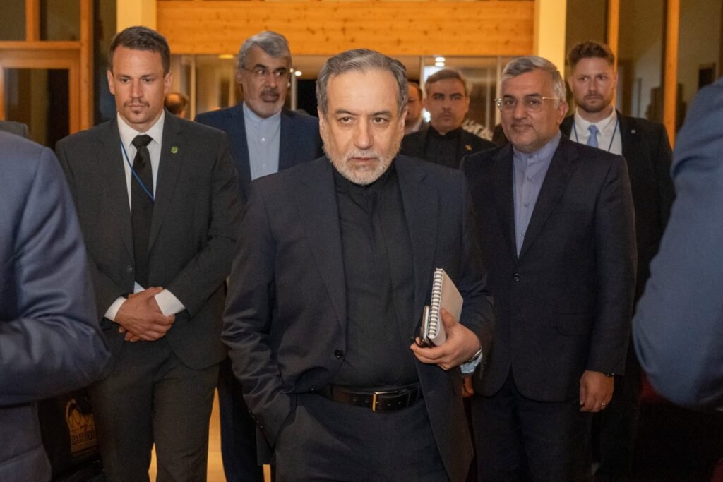 السياسة الخارجية الإيرانية: الإفراط يهدد الدبلوماسية Iranian Foreign Minister Abbas Araghchi carries a notebook to discuss Iran foreign policy at a Swiss venue.