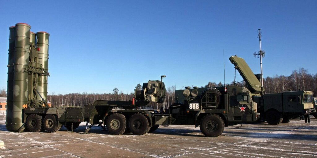 Turkey S-400 saga exposes real limits of strategic hedging An S-400 Triumf air defense missile launcher vehicle with vertical tubes deployed in an open field, illustrating the strategic hedging challenges surrounding the Turkey S-400 procurement.