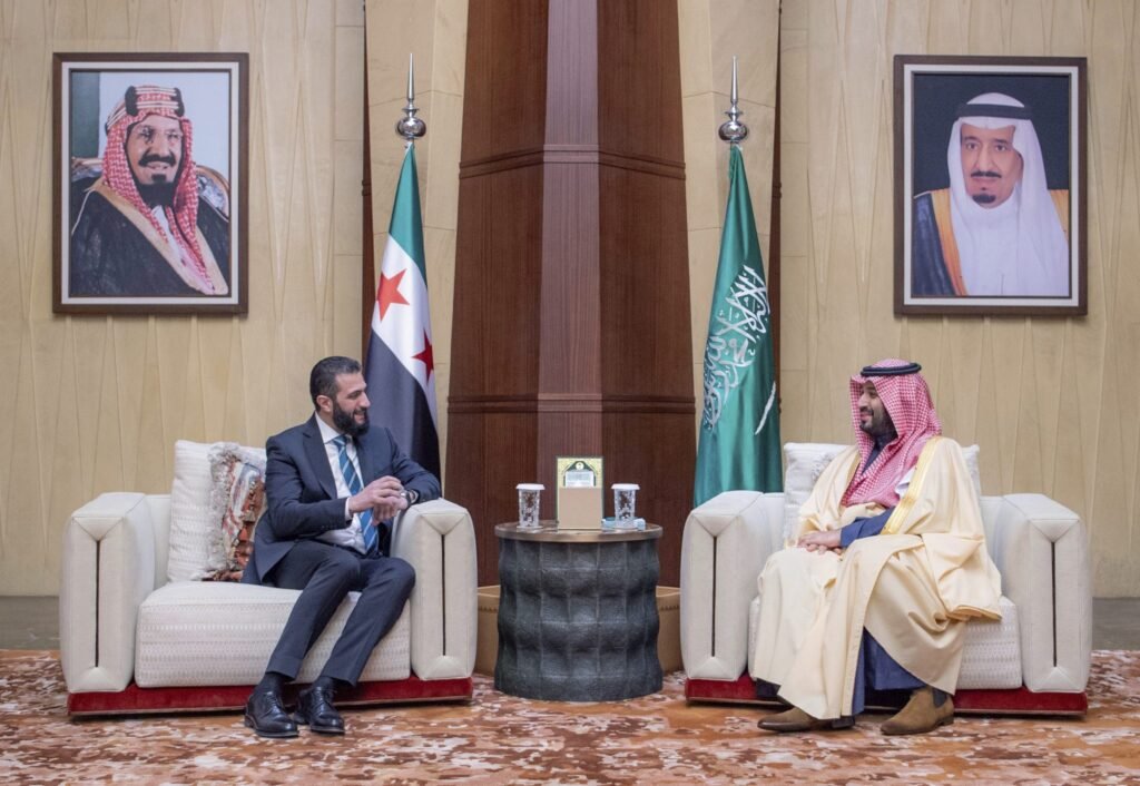 سوريا القوية تدفع نحو نظام جديد في الشرق الأوسط يتجاوز إيران Syrian President Ahmad al-Sharaa meeting Saudi Crown Prince Mohammed bin Salman in Riyadh, building a Strong Syria.