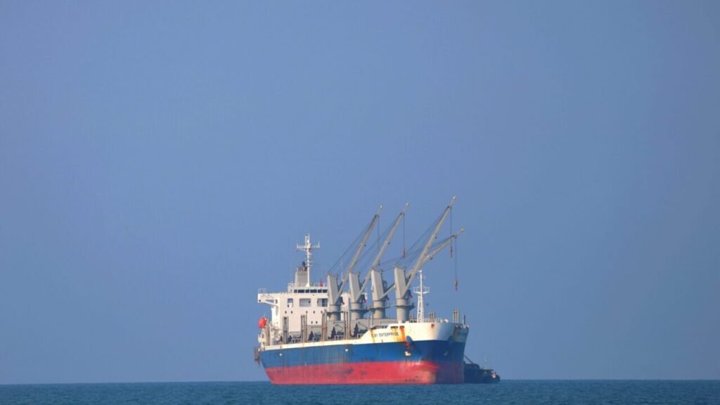 استراتژی ایران در هرمز به دنبال حق وتو، نه عوارض ترانزیت A commercial cargo ship navigating open waters in the Strait of Hormuz, reflecting the geopolitical implications of the Iran Hormuz strategy regarding maritime control and transit rights.
