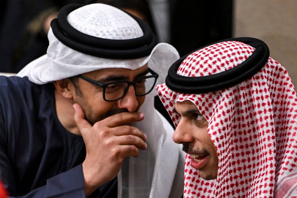 المصالحة السعودية-الإماراتية تظهر انقساماً مُداراً في ظل التهديدات Emirati and Saudi foreign ministers conversing closely at a summit, illustrating Saudi-UAE reconciliation.
