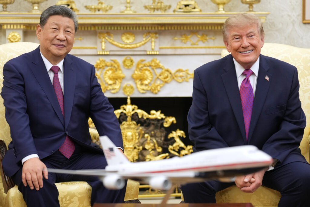 العلاقات الصينية – الخليجية: الاقتصاد أولاً، الأمن أخيراً Chinese President Xi Jinping and US President Donald Trump seated in the Oval Office with a model aircraft, illustrating the high-level economic trade diplomacy that influences China-Gulf Relations.
