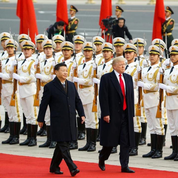 دعم الصين لإيران يكشف حدود العقوبات الأمريكية Chinese President Xi Jinping and US President Donald Trump inspecting a Chinese military honor guard along a red carpet, highlighting how strategic China Support for Iran exposes the limits of US sanctions.