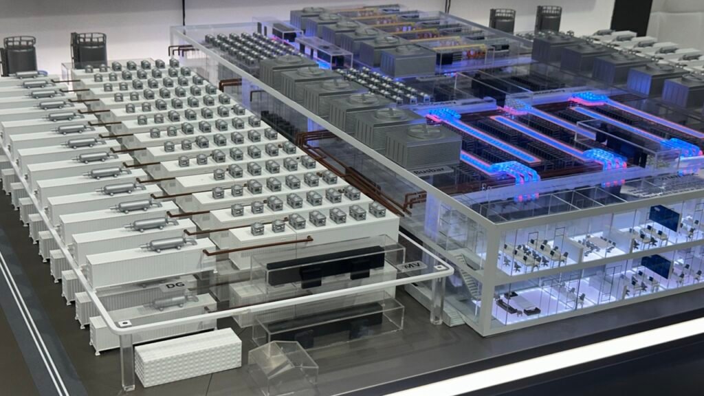 تحول العلاقات الأمريكية الخليجية من النفط إلى التكنولوجيا A detailed scale model of a data center under development in Riyadh, Saudi Arabia, showing rows of server racks, cooling units, glowing blue-lit cable corridors, and transparent panels revealing office spaces inside — a symbol of the technological pivot reshaping US-Gulf Relations.