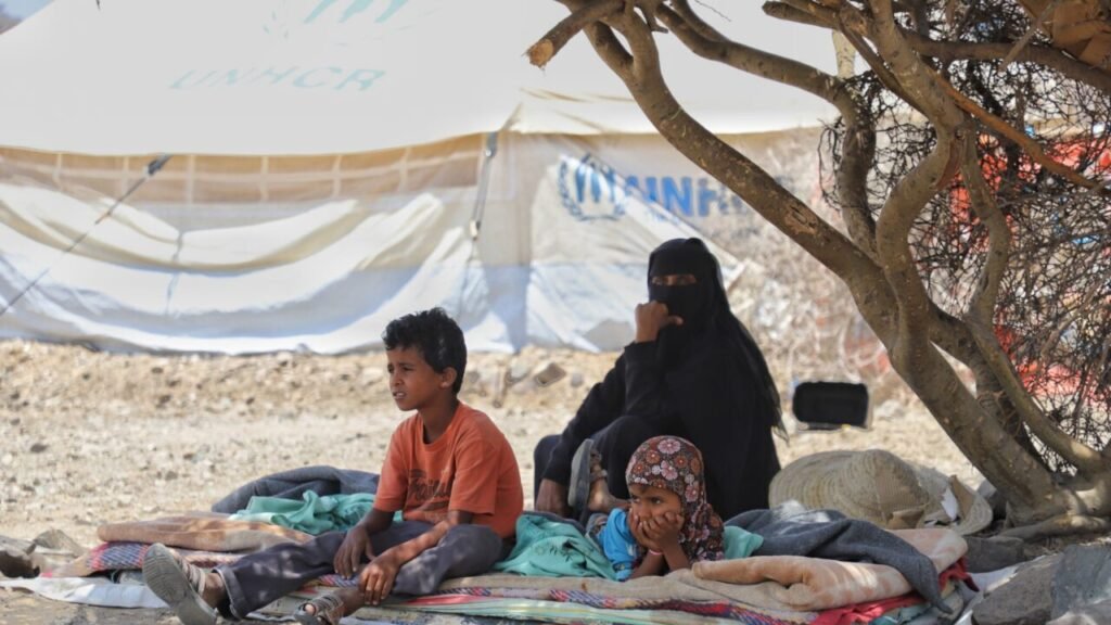 الأزمة الإنسانية في اليمن: المجاعة كسلاح في الحرب Refugees live in makeshift tents amid dire conditions in Yemen, a scene of the Yemen Humanitarian Crisis where starvation is used as a weapon of war.