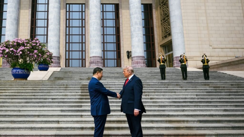 افزایش استراتژیک ایالات متحده: درسهای جنگ ایران به پکن میرسد US President Donald Trump and Chinese President Xi Jinping during a welcome ceremony at the Great Hall of the People in Beijing, illustrating how US strategic overstretch in foreign conflicts shapes military lessons for China.