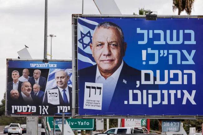 سیاست خارجی آیزنکوت: لحن ملایمتر، همان اشغال Political campaign billboards in Israel featuring former military chief Gadi Eisenkot and Prime Minister Benjamin Netanyahu, illustrating electoral dynamics and Eisenkot Foreign Policy.