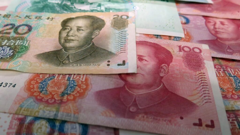 Yuan Internationalization Stalls as Dollar Dominates Close-up of Chinese Yuan banknotes featuring Mao Zedong, illustrating currency market challenges and the slowdown of Yuan Internationalization relative to the US dollar.