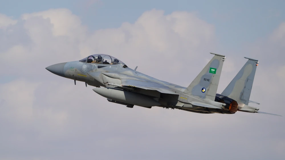 إيران تراقب المنطقة الشرقية السعودية كجانب ضعيف في الرياض A Royal Saudi Air Force fighter jet flying through clouds, highlighting the geopolitical tension over the Saudi Eastern Province.