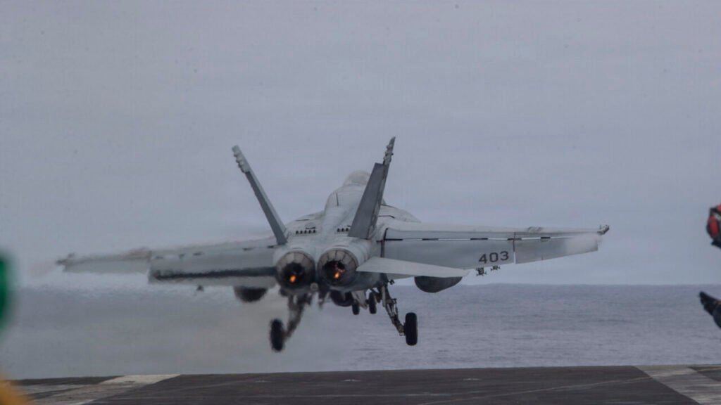 محاصره ایران تنها مقدمهای بحرانی برای نیروی آمریکا است An F/A-18E Super Hornet fighter jet launching from the flight deck of USS Abraham Lincoln, demonstrating US naval power as a prelude to a potential Blockade of Iran.
