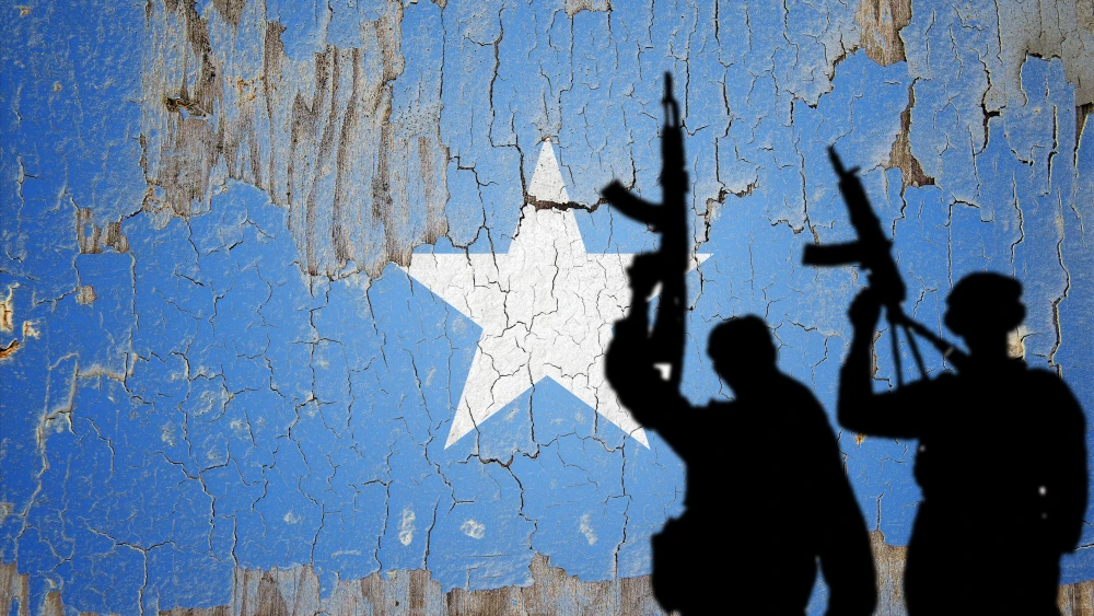 族群民族主义将统一诉求变为永久战争 Silhouettes of armed soldiers holding rifles against a weathered, cracked flag of Somalia, illustrating conflict driven by ethnic nationalism.
