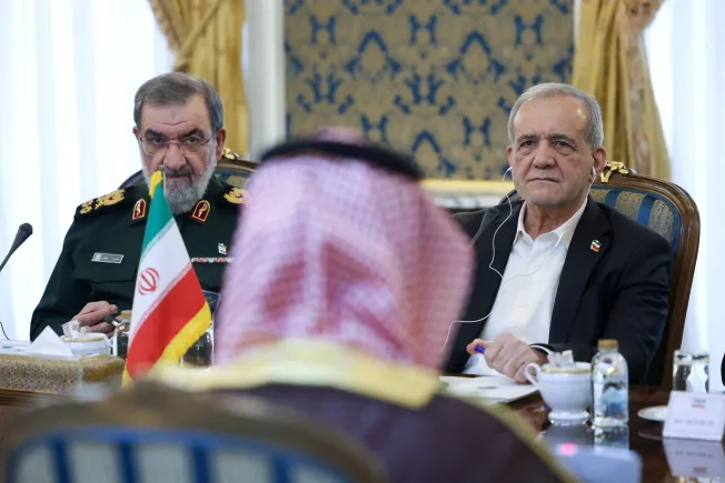 مذاکرات با ایران شکست خواهند خورد مگر اینکه کشورهای خلیج فارس هدایت را برعهده گیرند Iranian President Masoud Pezeshkian and Mohsen Rezaei seated at a diplomatic table opposite Saudi Defense Minister Khalid bin Salman during high-level Iran Talks