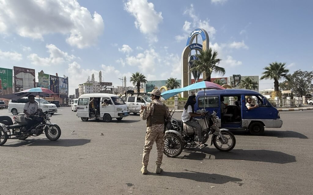 A Saudi-backed soldier stands at an intersection in Aden, Southern Yemen, illustrating the limits of Saudi control over the STC.