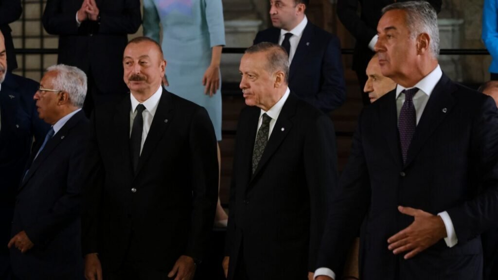 Azerbaijani President Ilham Aliyev standing alongside Turkish President Recep Tayyip Erdogan at a summit, demonstrating how Azerbaijan Mediation provides a diplomatic path to reconcile relations between Turkey and Israel.