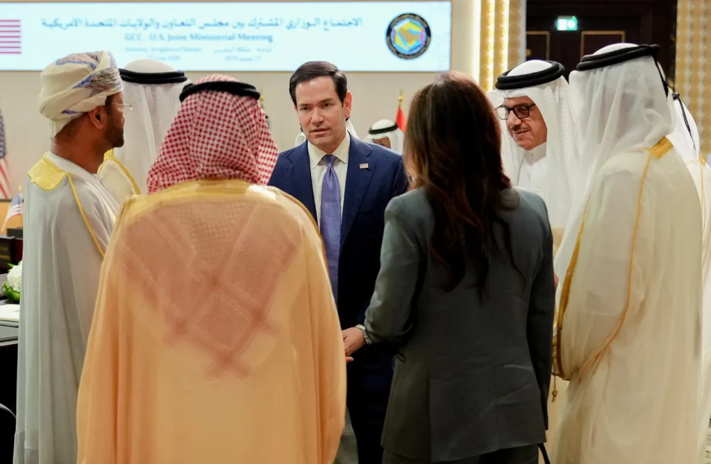 انقسامات مجلس التعاون بعد إيران: لماذا على واشنطن التوقف عن السعي إلى الوحدة US Secretary of State Marco Rubio speaking with foreign ministers of the Gulf Cooperation Council in Manama, illustrating diplomatic challenges amid GCC divisions.