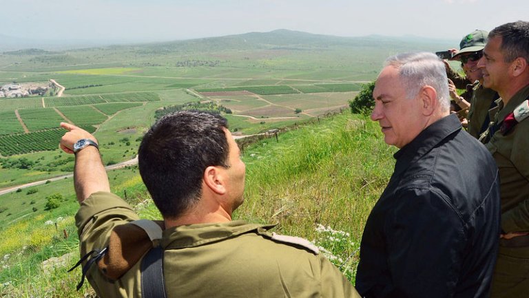 تنافس تركيا وإسرائيل يحول سوريا إلى صراع على المجال الجوي Israeli PM Benjamin Netanyahu and military officers overlooking a green valley from a hilltop, illustrating the strategic tensions of the Turkey-Israel Rivalry.