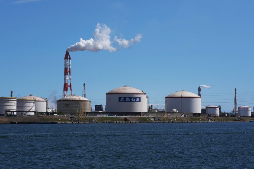 Gulf Oil Storage in Asia Offers Immediate Hormuz Hedge Large petroleum tanks and chimneys at the Eneos Kashima oil refinery in Japan, illustrating strategic Asian infrastructure used for Gulf Oil Storage to hedge against Strait of Hormuz supply risks.