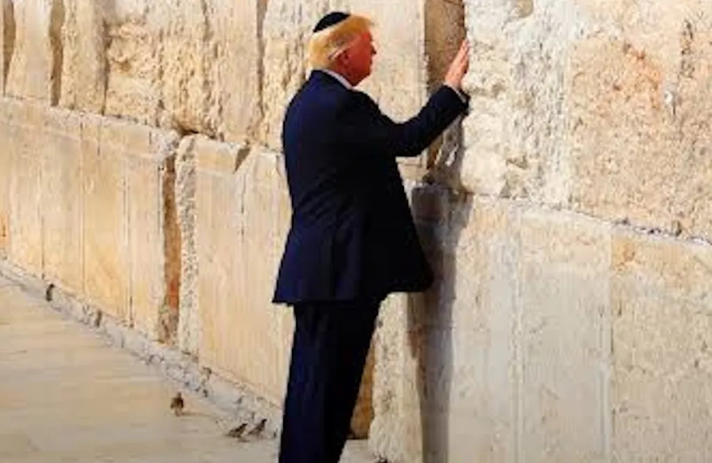 تایید ترامپ: پادشاهساز که نتانیاهو را تاجگذاری نخواهد کرد Donald Trump wearing a kippah at the Western Wall in Jerusalem, illustrating the complex political dynamics of a potential Trump endorsement.