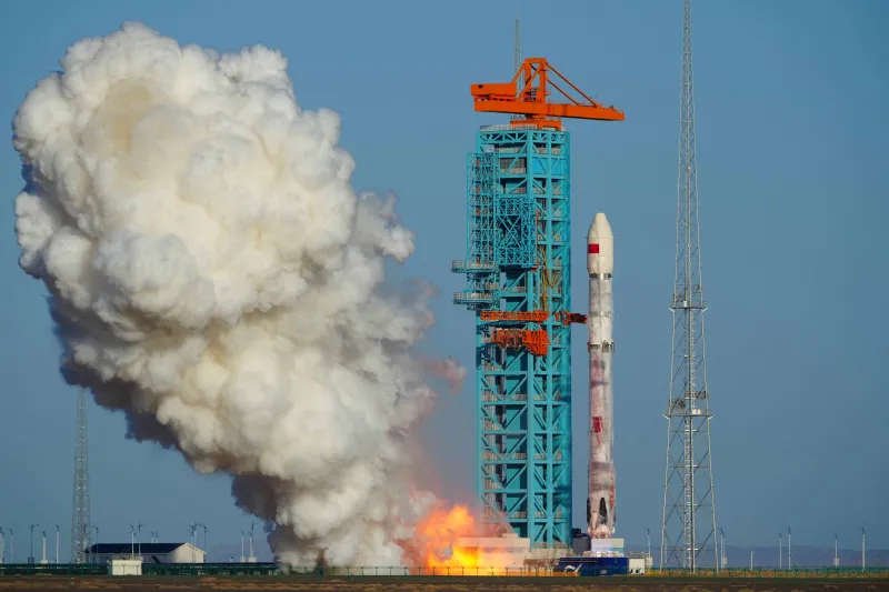 الصواريخ القابلة لإعادة الاستخدام الصينية تقوض الهيمنة الأمريكية في الفضاء A LandSpace rocket lifting off from the Jiuquan launch site with a massive plume of exhaust, representing how the rapid development of Chinese Reusable Rockets erodes U.S. space dominance.
